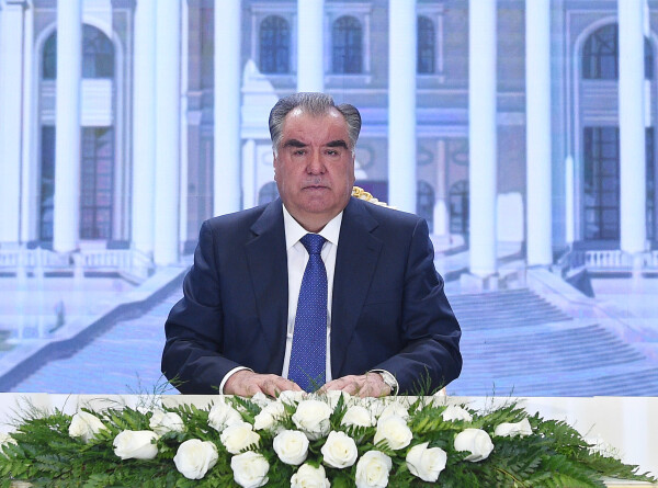 Эмомали Рахмон поздравил жителей Таджикистана с Днем Победы
