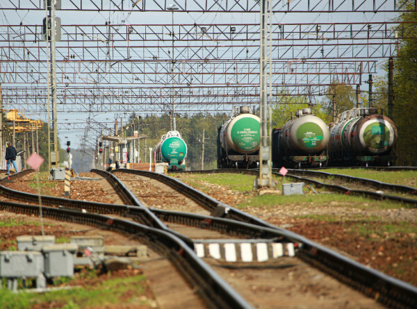 Из-за схода грузовых вагонов с рельсов в Ростове задержались поезда