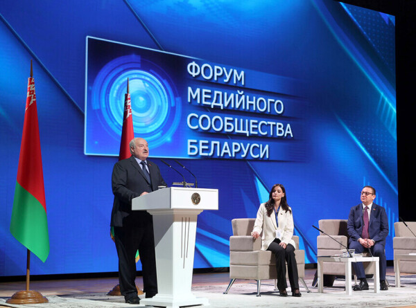 Лукашенко: Время выдвинуло профессию журналиста на передовые позиции