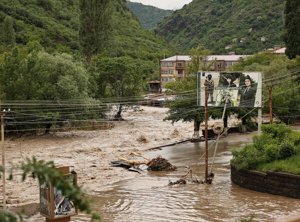 Пашинян из-за наводнений объявил зоной бедствия несколько общин Армении