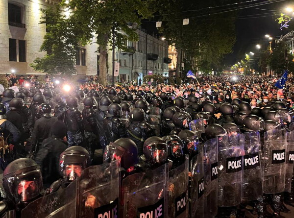 Спецназ провел массовые задержания протестующих против закона об иноагентах в Грузии