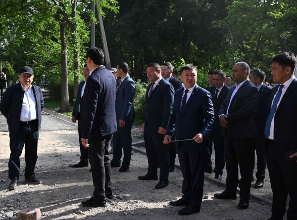 Акылбек Жапаров поручил сократить сроки реконструкции дорог в Бишкеке