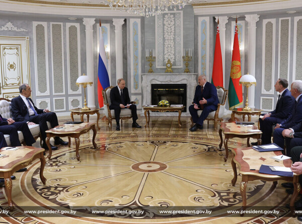 Путин и Лукашенко обсудили вопросы экономики и безопасности на встрече в Минске