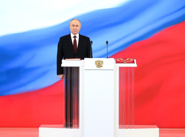 Путин поручил ушедшему в отставку правительству работать до назначения нового состава
