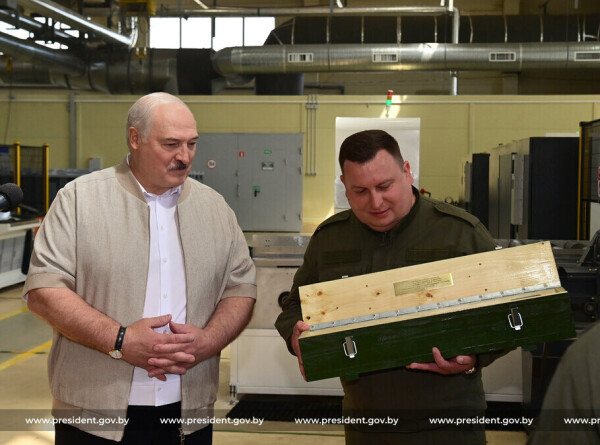 Рабочие завода подарили Лукашенко казан для плова по рецепту Рахмона