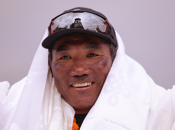 Альпинист из Непала в 29-й раз покорил Эверест, обновив собственный рекорд