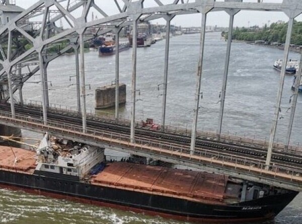 Сухогруз врезался в пролет железнодорожного моста в Ростове-на-Дону
