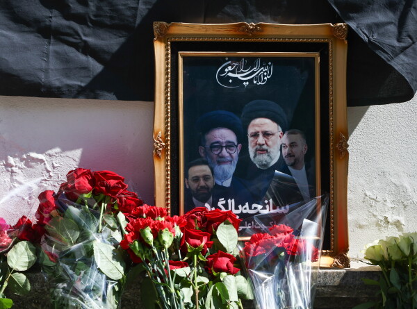 К посольству Ирана в Москве несут цветы