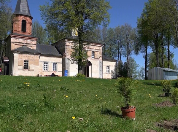 Акция добра: жители Минской области навели порядок на территории старинного храма