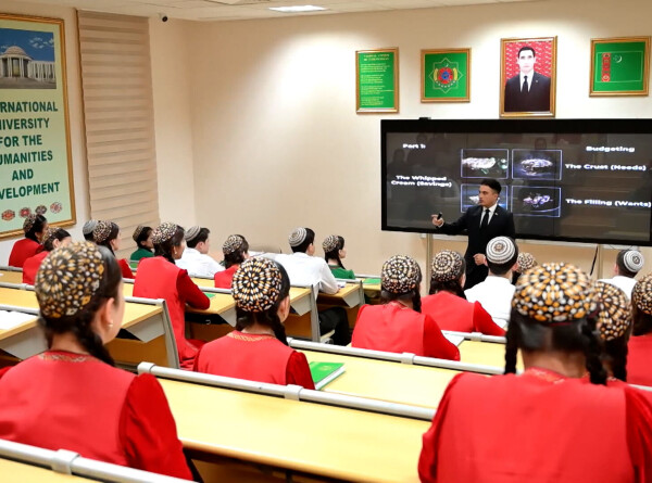 В гуманитарном вузе Туркменистана провели день открытых дверей