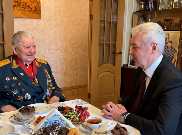 Собянин вручил орден «За заслуги перед Отечеством» ветерану Ивану Слухаю
