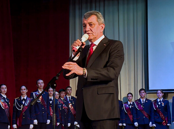 Глава Северной Осетии встретился с выпускниками родной школы