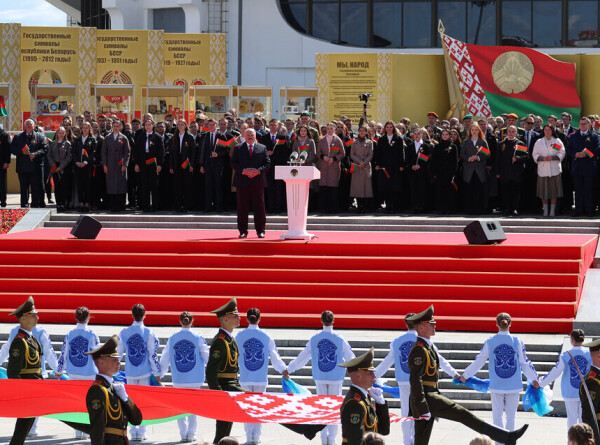 Василевская передала Лукашенко побывавший на МКС флаг Беларуси