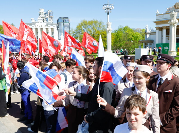 Первомайские шествия в Москве завершились концертами с песнями советских лет
