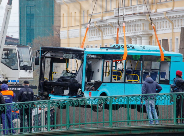 Упавший в реку автобус подняли в Петербурге