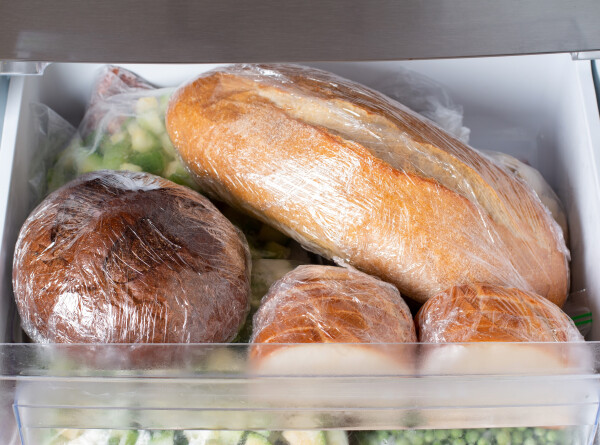 Можно ли хранить хлеб в холодильнике, рассказала врач