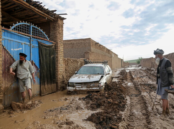 Наводнение в Афганистане: мощный поток сносит дороги, машины и дома с людьми