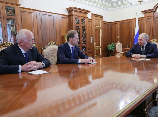 Путин встретился в Кремле с Мантуровым и Чемезовым
