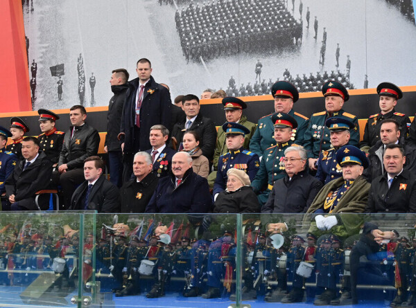 Лукашенко взял своего шпица Умку на парад Победы на Красной площади
