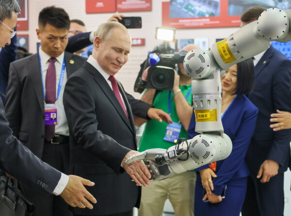 Путину на ЭКСПО показали устройство для бурения лунного грунта и робота для проверки рассады