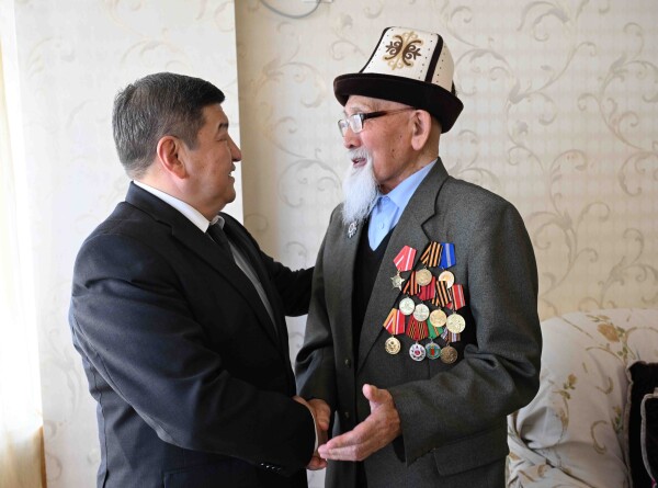Акылбек Жапаров навестил 101-летнего ветерана Великой Отечественной войны Аспека Джумашева