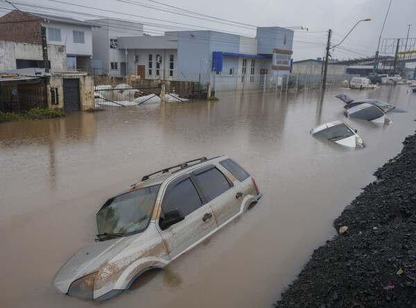 Число жертв наводнения на юге Бразилии достигло 155 человек