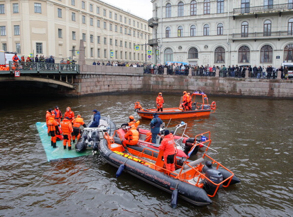 Падение автобуса в реку Мойку в Петербурге: трое погибли, шестеро пострадали