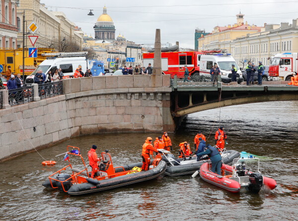 Число жертв падения автобуса в реку Мойку в Петербурге выросло до семи