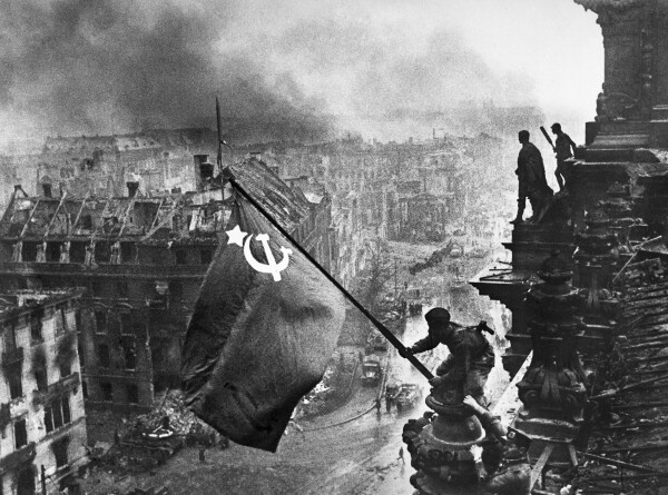 79 лет назад на крышу Рейхстага трое красноармейцев водрузили Знамя Победы