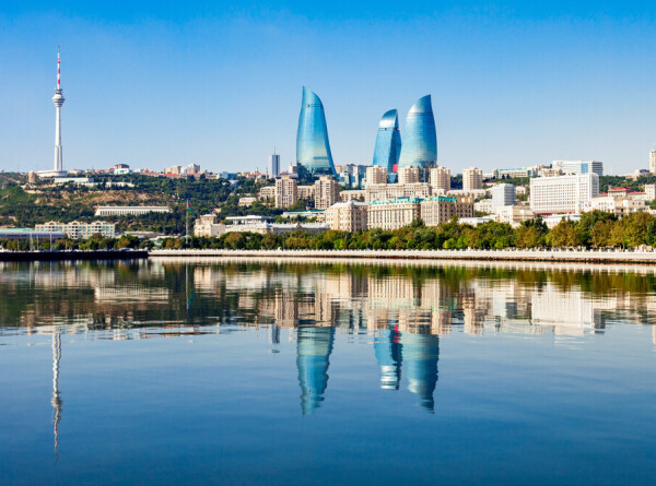 Зиплайн вместо горных лыж и целебная нефть: пять причин посетить Азербайджан в мае