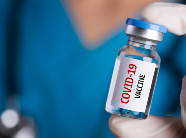 Британская фармкомпания начала отзывать разрешения на вакцину от COVID-19