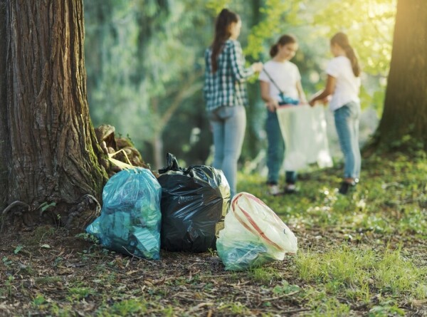 Экологическая акция в Бишкеке: школьники провели уборку в Ботаническом саду