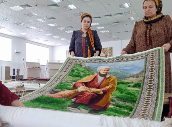 Портрет поэта и мыслителя Махтумкули Фраги выткали на ковре в Туркменистане