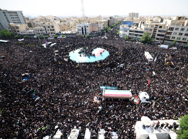 Тысячи людей пришли проститься с президентом Ирана в Тегеране