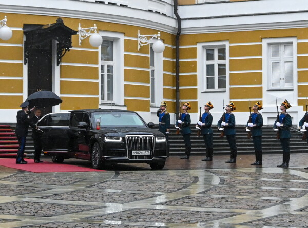 Кортеж Aurus и 33 главных слова. Самые яркие моменты церемонии вступления Путина в должность президента