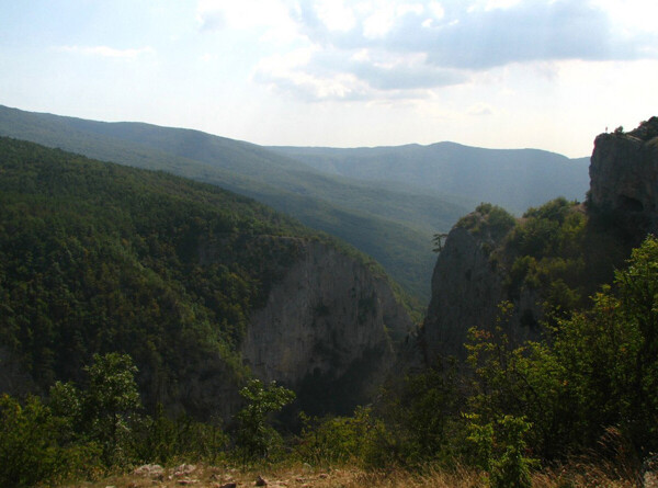 Потерявшихся мать и дочь спасли в горах Крыма