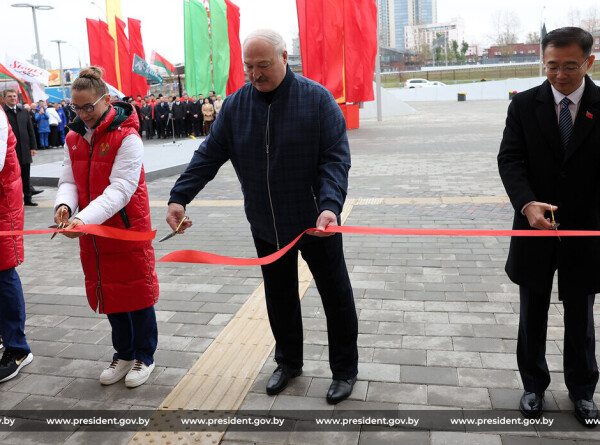 Лукашенко на открытии современного бассейна в Минске, подаренного Китаем, пообещал спортсменам еще одно &laquo;чудо&raquo;