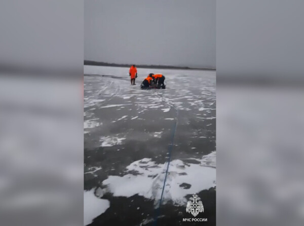 Провалившегося под лед рыбака спасли в Комсомольске-на-Амуре. Его вытащили из воды с помощью веревки и носилок