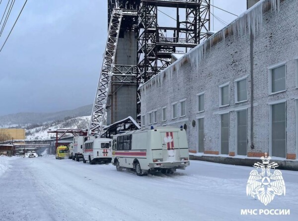 Обрушение шахты в Кузбассе: под завалами оказались двое горняков, одного подняли на поверхность